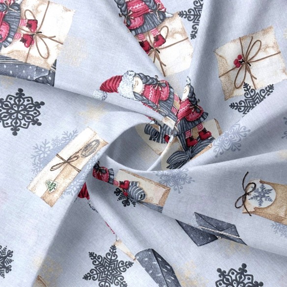 Tissu en coton - Nains de Noël avec des cadeaux et une lettre sur fond gris