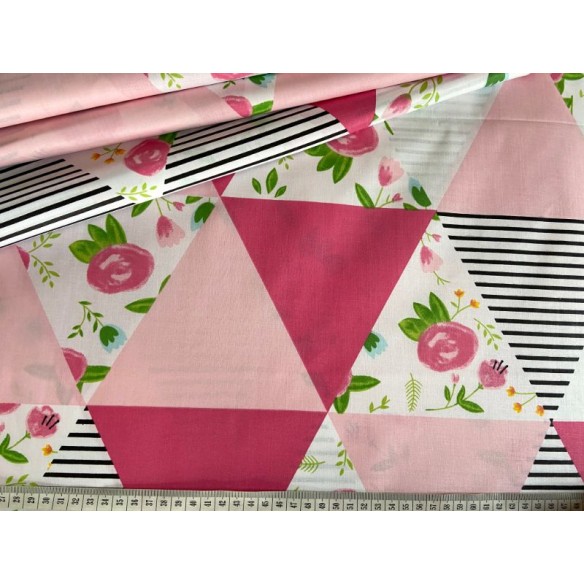 Tissu en coton - Triangles et fleurs patchwork rose