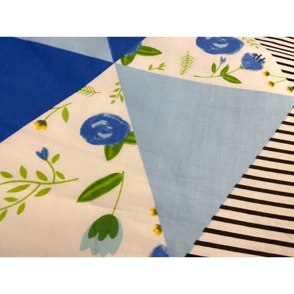 Tissu en coton - Triangles et fleurs patchwork bleu