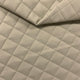 Tissu d’ameublement matelassé en cuir PU à motif losange 5x5 - beige clair
