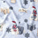 Tissu en coton - Lutins de Noël avec des cadeaux et une lettre sur fond gris